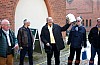 Kamerad Regenbrecht -Mitte- bei der Einweisung.JPG