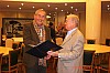 O a.D. Werdermann ueberreicht HF d.R Krane die Ehrenurkunde für 50-jaehrige Mitgliedschaft.JPG