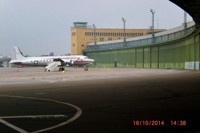 Rosinenbomber vor den Hangars.JPG