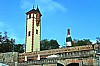 03_Blick auf das Haus mit markanter Flasche.JPG