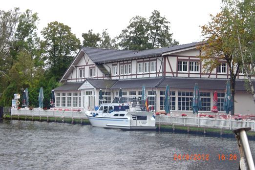 Hotelrestaurant am Wasser.JPG