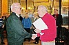 G. Werdermann ueberreicht Kam. Behrendt die Ehrenurkunde und -nadel für 40-jaehrige Mitgliedschaft.JPG