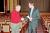 Vorsitzender O a.D. Guenter Werdermann ueberreicht den Kameradschaftswimpel.JPG
