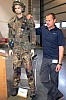 Herr Teke erlaeutert das Einruestset des Soldaten.JPG