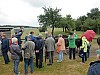 Aufmerksame Zuhoerer beim Vortrag über Straußenhaltung.JPG