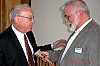 O a.D. Werdermann -links- ueberreicht Dr. Frenzel unseren Kameradschaftswimpel.JPG