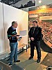 O a.D. G. Werdermann ueberreicht F d.R. K. Hoecker die Treueurkunde und Treuenadel.JPG