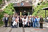 Gruppenfoto vor dem Eingang zur unterirdischen Apotheke.JPG