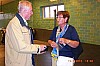 5 U. Regenbrecht (r.) im Gespraech mit P. Jendrischok.JPG