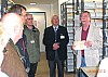 In der Stelle für Marineangelegenheiten, Kamerad Bachstein (Bildmitte) hoch konzentriert.jpg