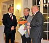 OTL a.D. H. Eberl wird mit der Verdienstnadel in Silber geehrt, G. Werdermann ,re., und F. Lenzen, li..JPG